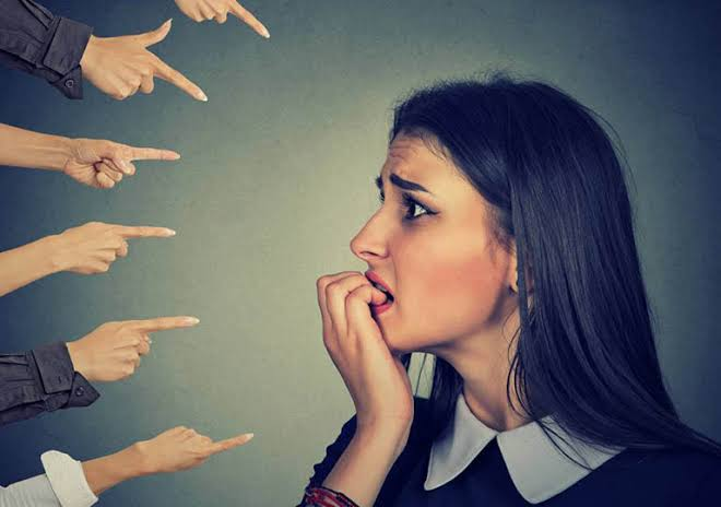Phá Vỡ Khối Băng Tâm Lý: Cẩm Nang Giải Phóng Phản Xạ Nói Tiếng Anh Cho Người Bắt Đầu Lại Từ Con Số Không